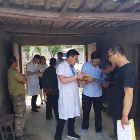 健康扶贫，政策宣传，局领导下村慰问贫困户