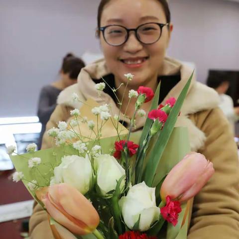 巧手插花 魅力巾帼——网络部举办“三八”妇女节花艺座谈会
