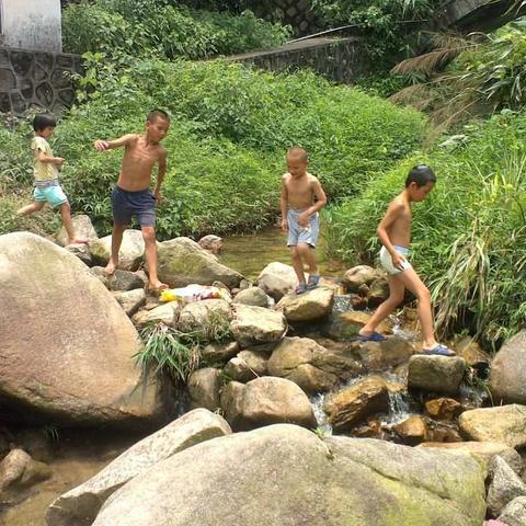 夏日风景（儿童戏水）