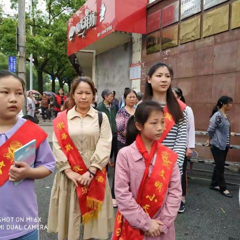 家长护学岗，为爱撑把伞——恩江小学家长志愿者护岗活动