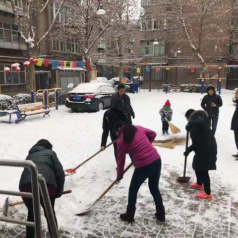 南长街道-志愿扫雪暖人心 居民出行保安全
