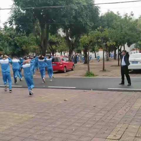 宁中中学初二年级举行地震避险应急疏散逃生演练