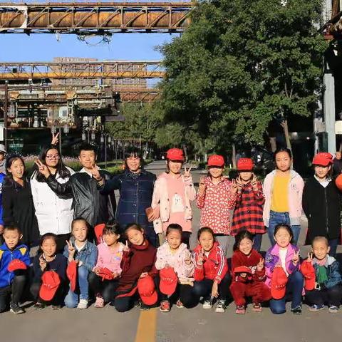 国庆假日，蒲公英美术学员在城南工业主题公园写生