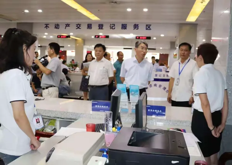 县委书记贾治阜同志到政务服务大厅督导推进"放管服"工作