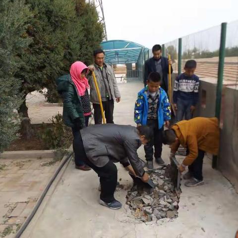 学生家长修补学校建筑，美化校园---凉州区大柳镇中心小学