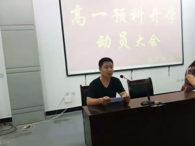 理科教师代表1501班主任钟文杰发言