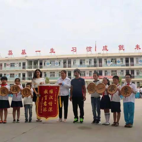 广平三实小学      民族团结一家亲