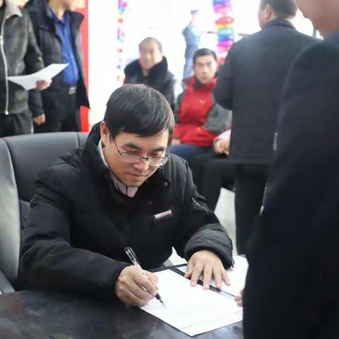 湖滨区委书记亢哲楠一行莅临湖滨农商行   做表率为贫困户存钱增信