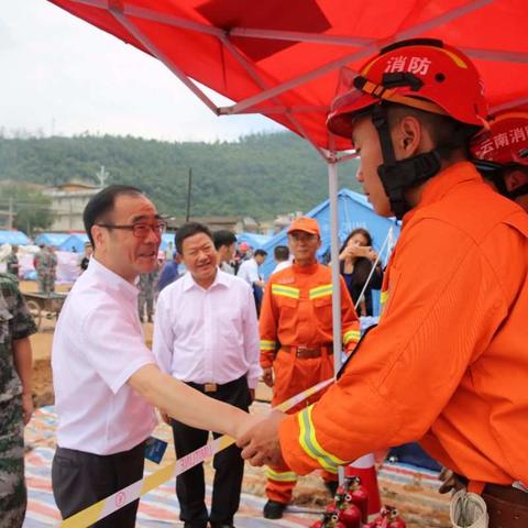 省委常委、省纪委书记冯志礼高度肯定玉溪消防部队抗震救灾工作