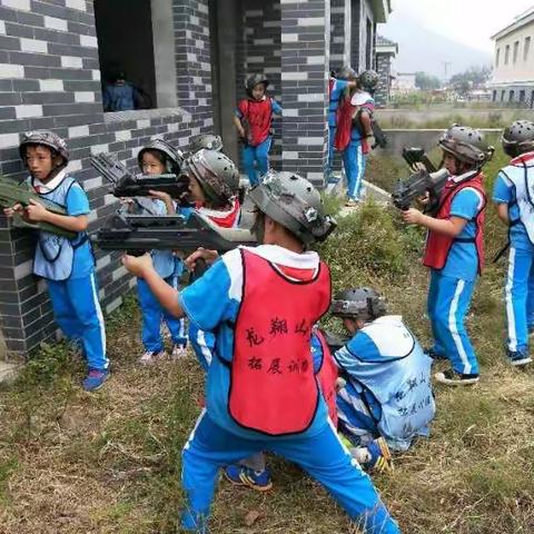 左手触摸感恩，右手承载责任； 责任见证成长。