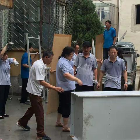 公寓员工冒雨搬运56套博士家具，团结就是力量！