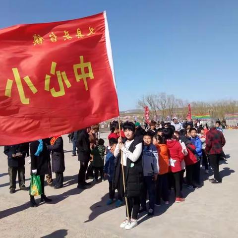 头台镇万佛堂小学师生参加义县万佛堂石窟第三届风筝节