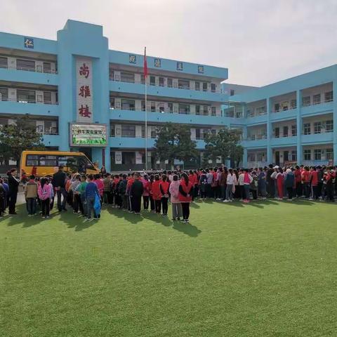 校车疏散演练 安全常驻心间---陈店小学举行校车疏散演练活动