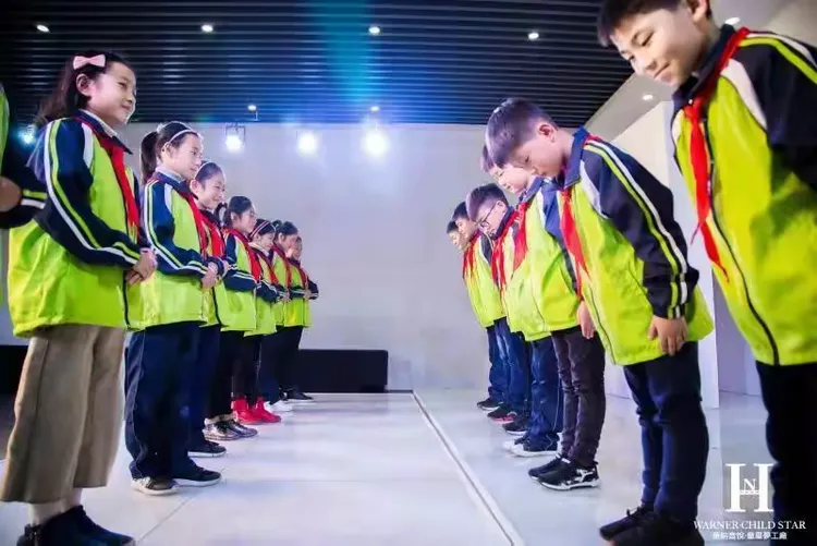 阜阳市东城小学第一批参加少儿文明礼仪培训的同学们的课堂风采