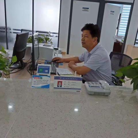 县科技局邵满良副局长进驻政务服务大厅科技局窗口现场办公
