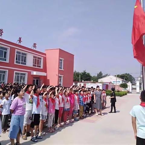 6月4日，张米中心小学的各小学举行了升旗仪式