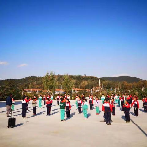 中心校领导来我校检查工作