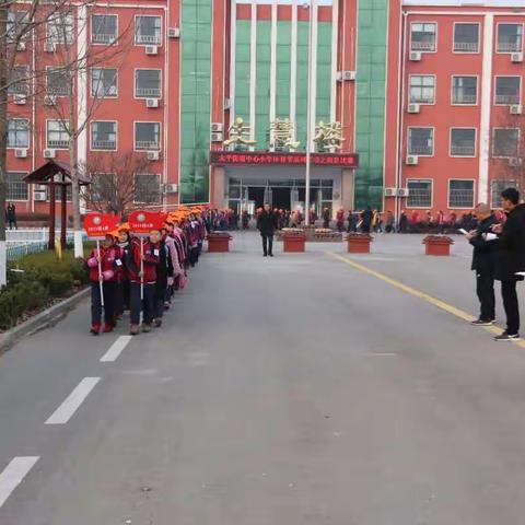 与文明同行，展师生风采----太平小学开展路队比赛活动