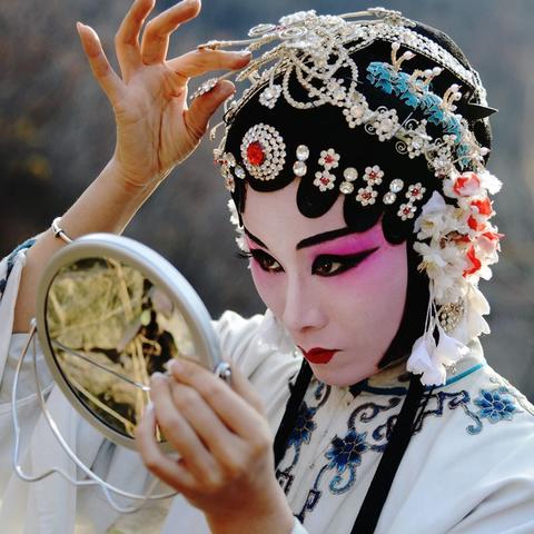 天上织女下凡尘