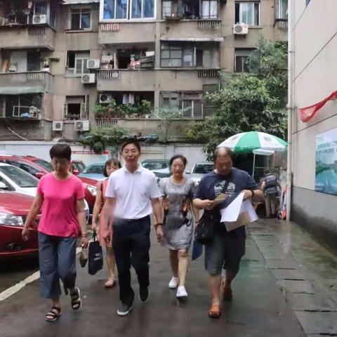 人民北路街道党工委书记黄智太“七一”慰问困难党员之城隍庙社区行