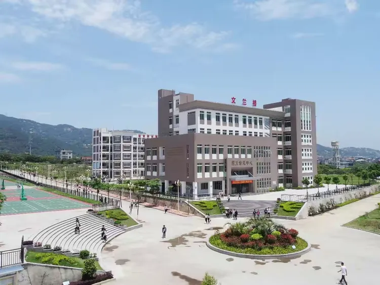 您好，福建省莆田华侨职业中专学校！