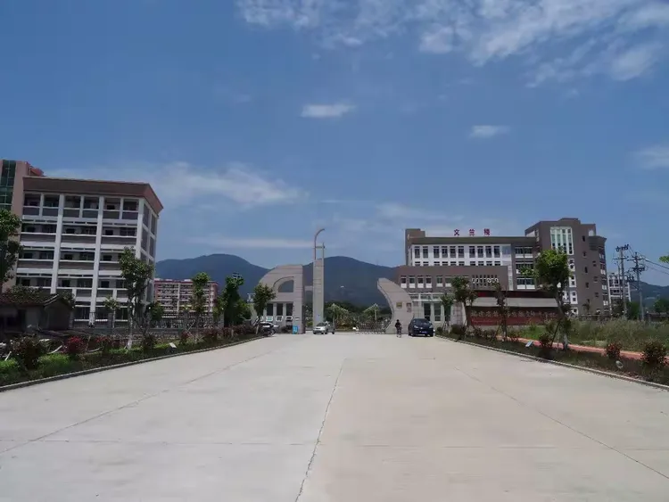 您好，福建省莆田华侨职业中专学校！