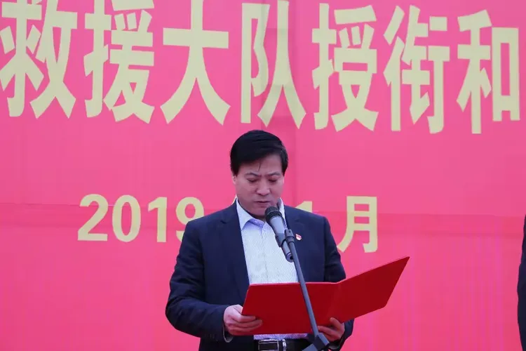 仪式上,县委常委,县政府常务副县长贾连璋代表县委县政府,向全体授衔