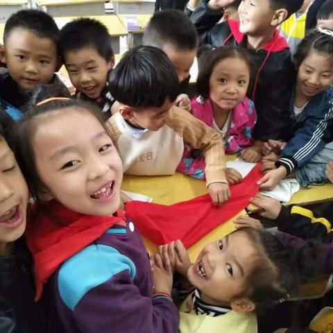 红领巾，我要为你骄傲             ——横峰一小少先队建队日活动纪实