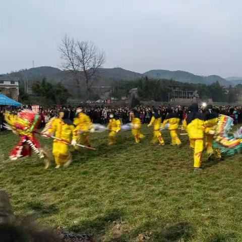 元宵节，传统的舞龙和打铁花