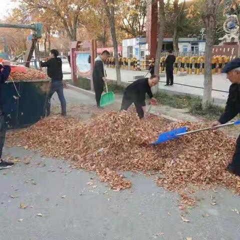 青得里中心学校教师参加“净我校园”义务劳动