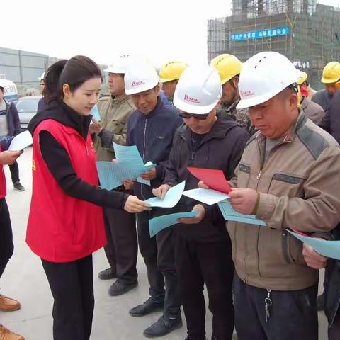 情系农民工，服务零距离一一住建局开展送法进工地活动