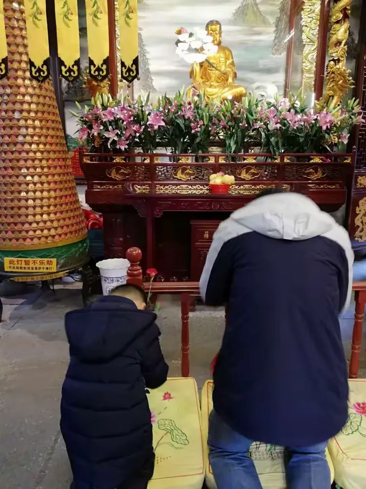 除夕夜之后，我就长一岁了，每年的年初一一早我们全家都会去祭拜菩萨，带着虔诚的心，一一拜过菩萨，希