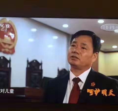 呵护明天 知法懂法——八道小学组织全体师生观看少年法庭纪录片