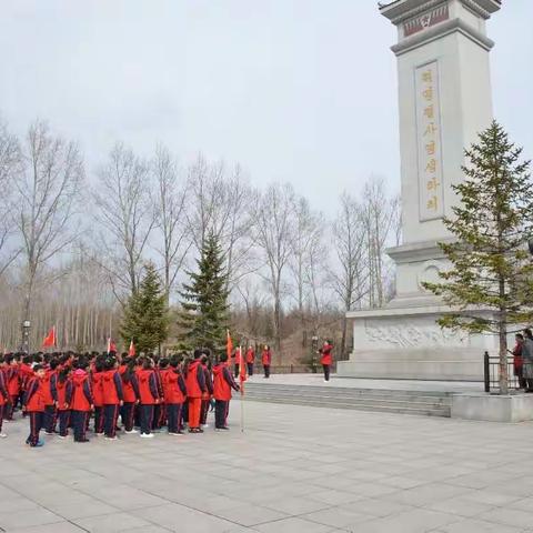 缅怀革命先烈 争做优秀少年