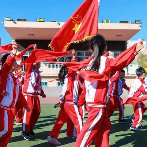 “争做新时代好队员——集结在星星火炬旗帜下”光明实验小学二5中队“我和队旗合张影”活动