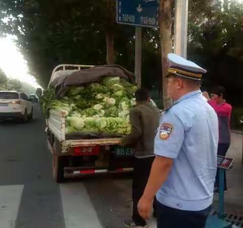 坚持岗位 喜迎国庆 中韩街道执法环卫齐行动