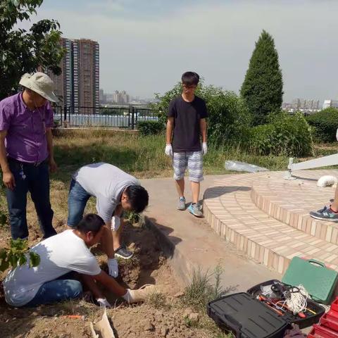 实拍40℃高温烈日下辛勤干活的泾河气象人