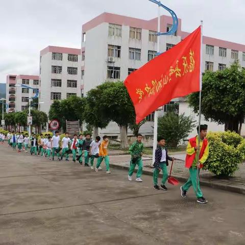 我们的节日：重阳节——2018年香山初级中学组织师生志愿者到香山森林公园做清洁美好环境活动