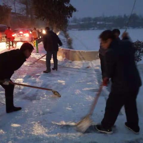 大雪满校园，扫雪保平安--高陵区药惠中学全体师生今晨大扫雪纪实