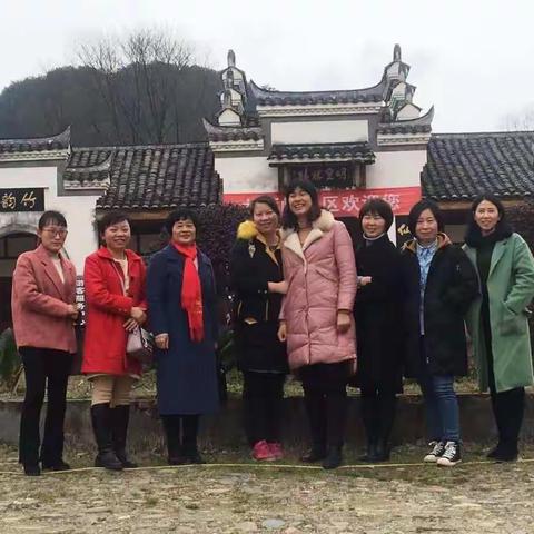 新民乡中心学校举办三八妇女节特色活动