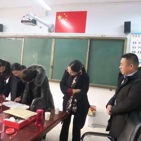 郑州市惠济区教体局副局长崔永丽对师家河小学期末考试进行巡视指导