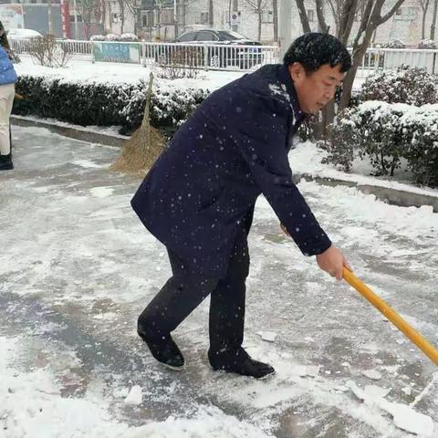 县应急管理局应对降雪天气扫雪除隐患