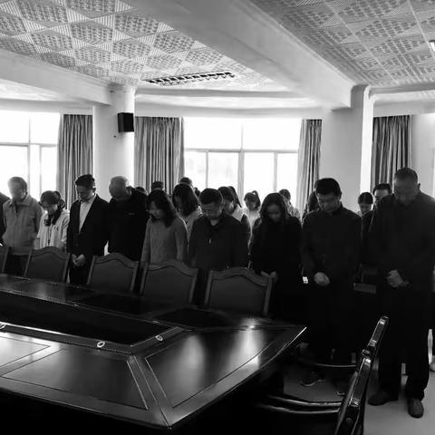 向木里森林大火扑救英雄学习，为了百姓的幸福安康，伸出援助之手，无偿献血，奉献爱心。