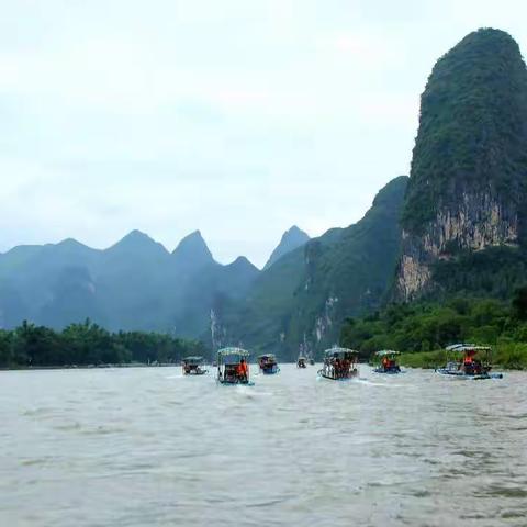 姐妹俩陪父母游桂林