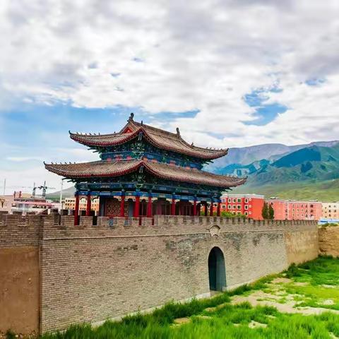 天山脚下深藏了一座神秘小城，没去过，千万不要说你去过新疆！