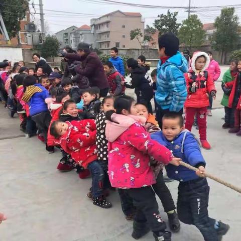 柳桥中心小学举行“庆元旦，迎新年”拔河比赛