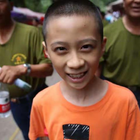 四十年的离别之苦，在天水终于解脱。虽都己两鬓如霜，皱纹满脸，情却更浓，刚刚又分别两天，却觉得很久很久……