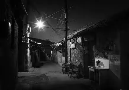 梦回故土，解读梦见夜晚老家路上一排灯的深层含义