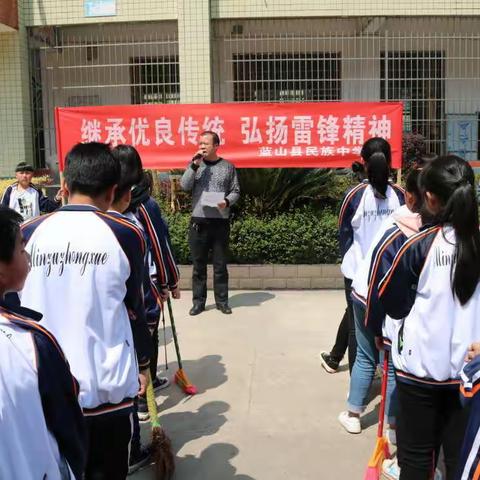 民族中学“弘扬雷锋精神，青年志愿者与你同行”活动