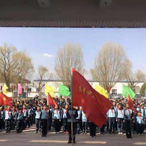 缅怀革命先烈  弘扬民族精神                    ——北石佛中心小学清明节扫墓活动